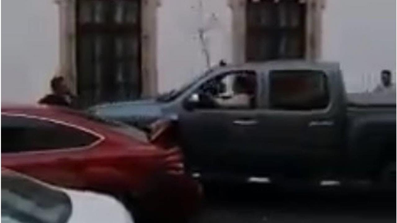 [Vídeo] Mujer con camioneta choca dos veces un auto y se vuelve #LadyCheyenne