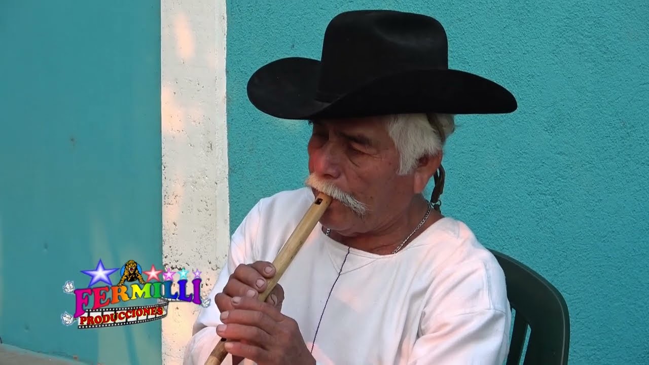 BAILANDO CON EL TORITO EN LA FIESTA DE MAYORDOMÍA EN RANCHO VIEJO, HUAXPALTEPEC, OAXACA MÉX. PARTE 2