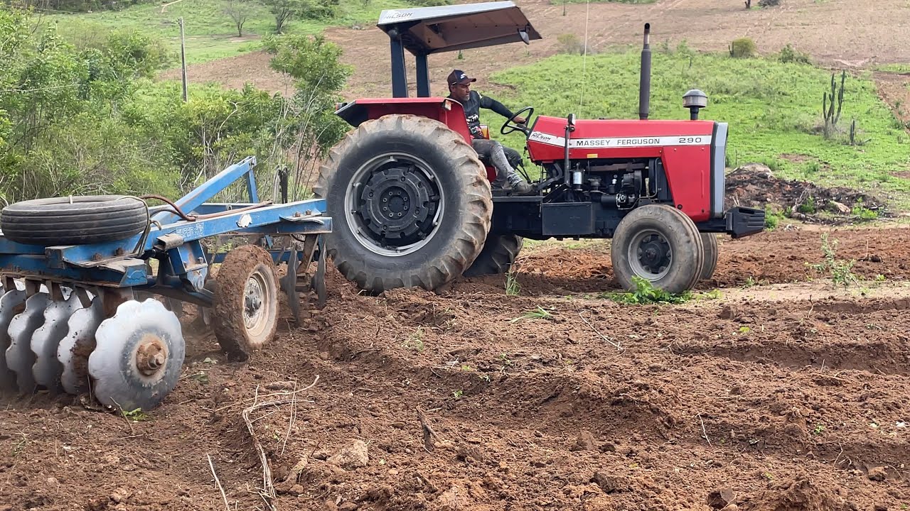 O tratorista ró foi trabalhar novamente na ribançeira