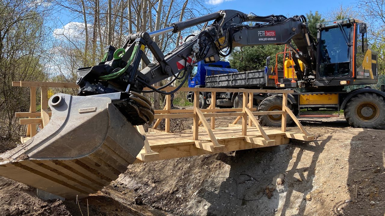 Postavení Dřevěných Lávek Přes Potůček a Úpravy Cestiček / 4K