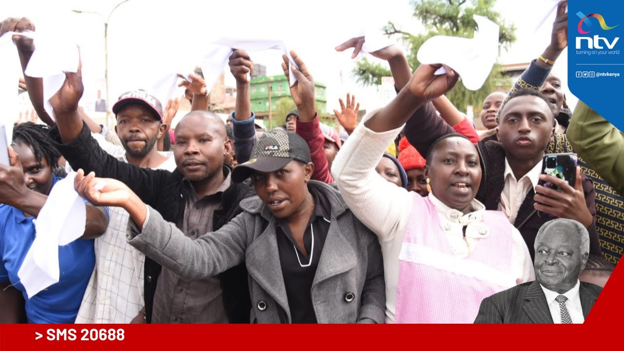 Karatina locals sing dirges as Mwai Kibaki's cortege briefly stops in town