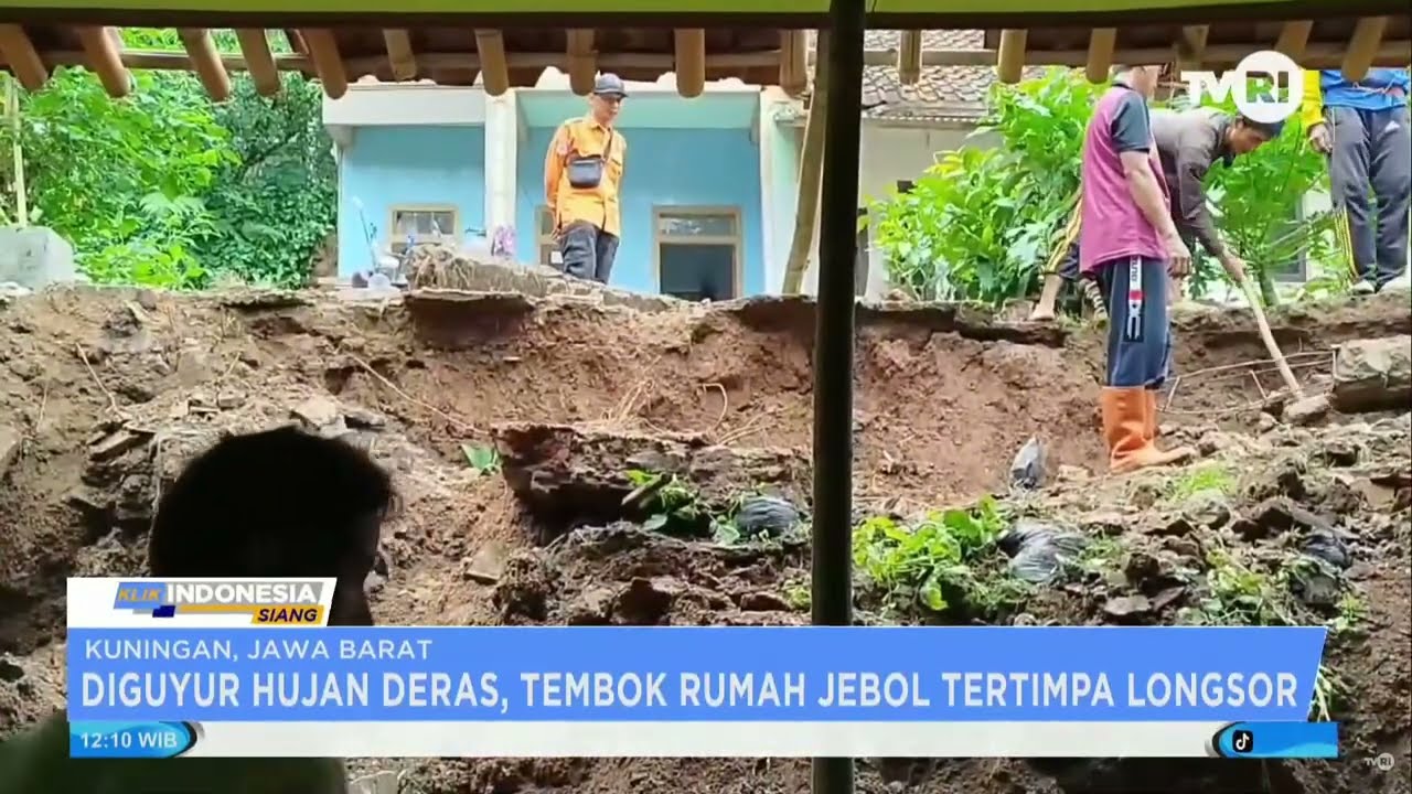 Diguyur Hujan Deras, Tembok Rumah Jebol Tertimpa Longsor di Kuningan, Jawa Barat