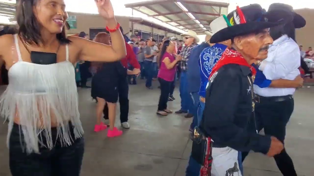 bailando en la pulg de Alàmo txa Pura cunbia
