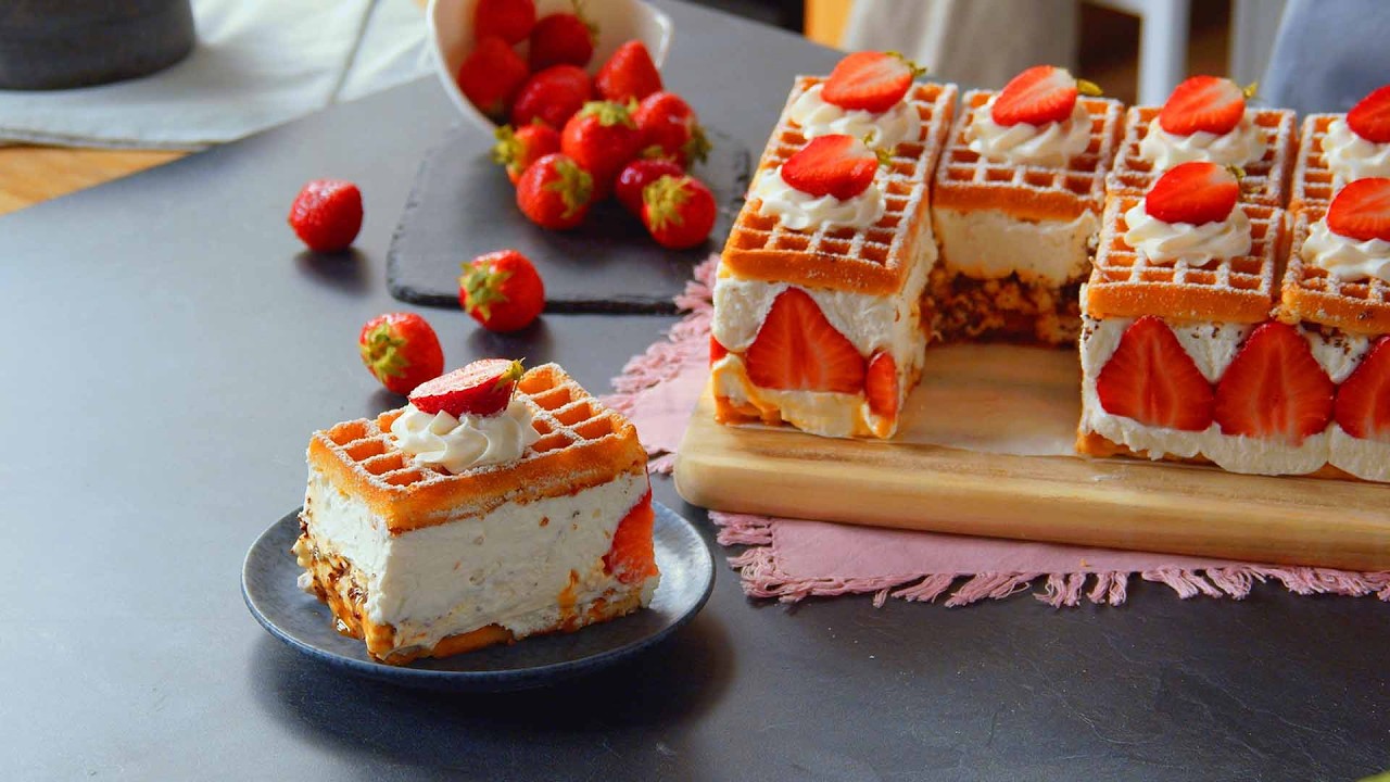 Tarta de gofres, nata montada y fresas I NO es demasiado bonita para comerla 😋