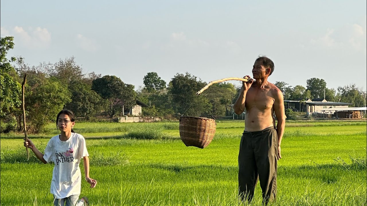 ถึงสารคามแล้วลิงน้อยชวนตาหลังยายอรุณไปแหย่ไข่มดแดง