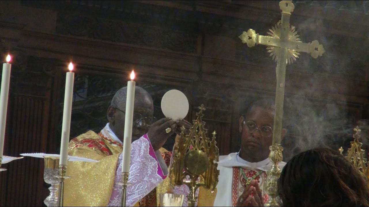 ADORATIO 2015 Messe présidée par le Cardinal Robert Sarah 1/4