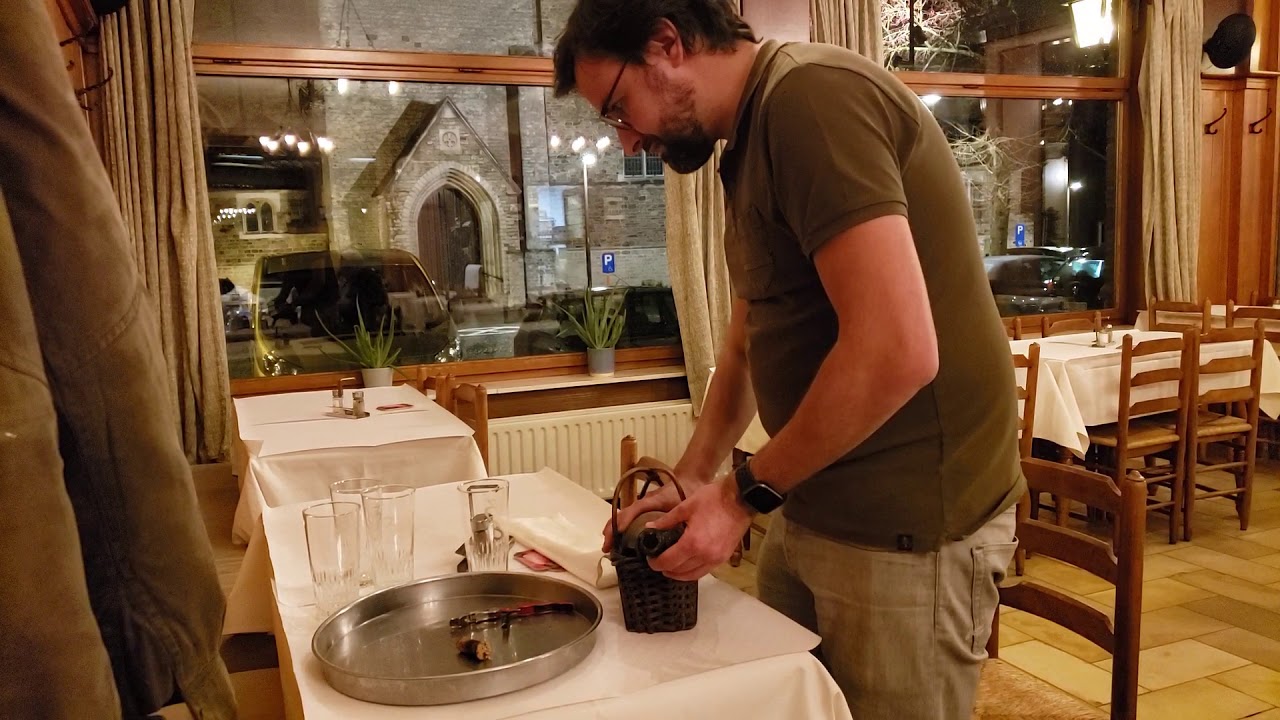 A 1989 3 Fonteinen Framboos is opened