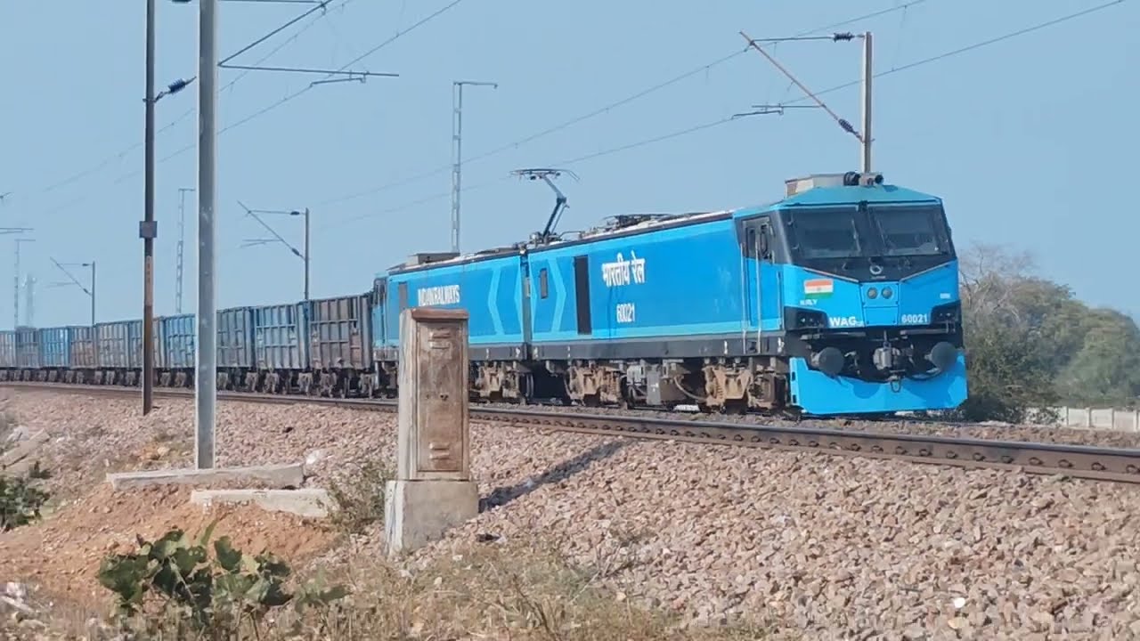 Freight train भारतीय रेल मालगाड़ी इसका इंजन अच्छा लगता हैमुझे