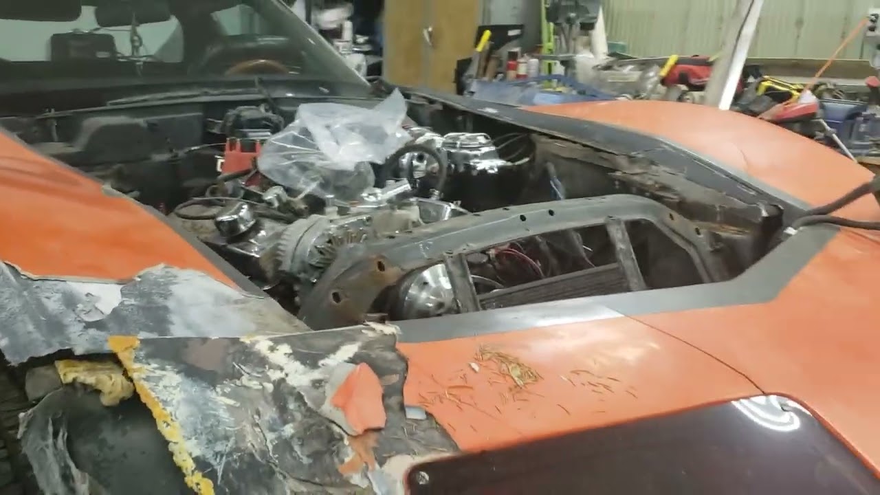 Corvette Stingray C3 1974 года выпуска, повреждение передней части.