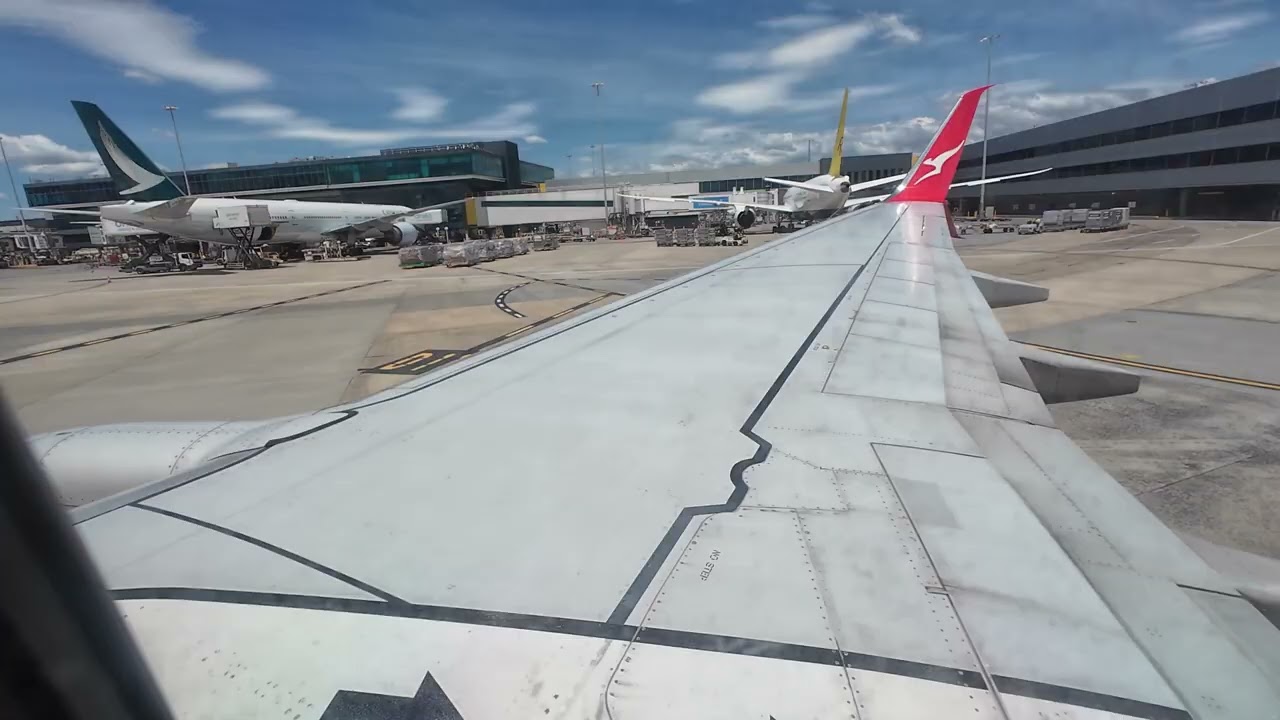 Melbourne Airport (MEL), Australia - Landing - Qantas 738 ex SYD