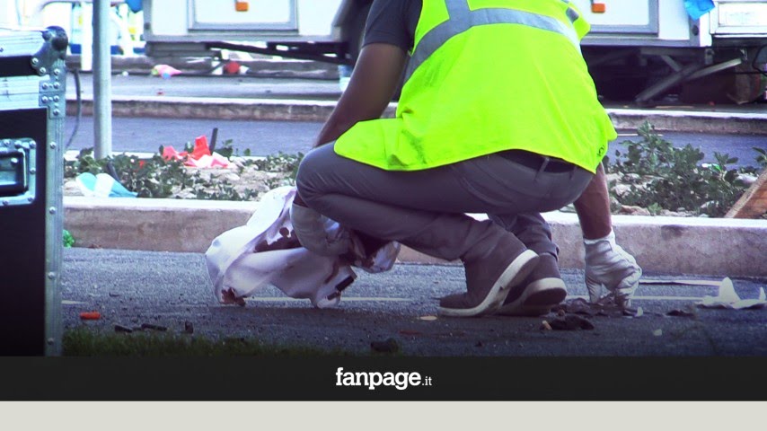 Nizza, il luogo della strage viene ripulito dai teli usati per coprire i cadaveri