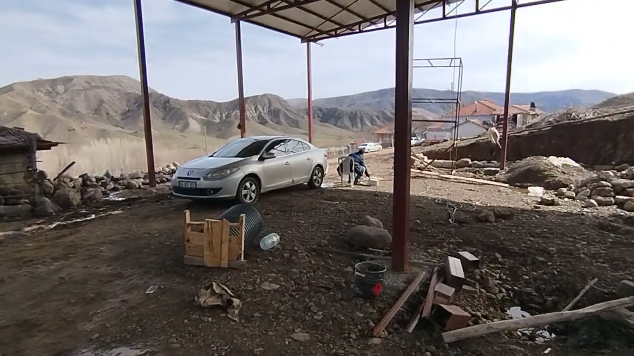 Ahır yapımı devam ediyor. Kaldığımız yerden 