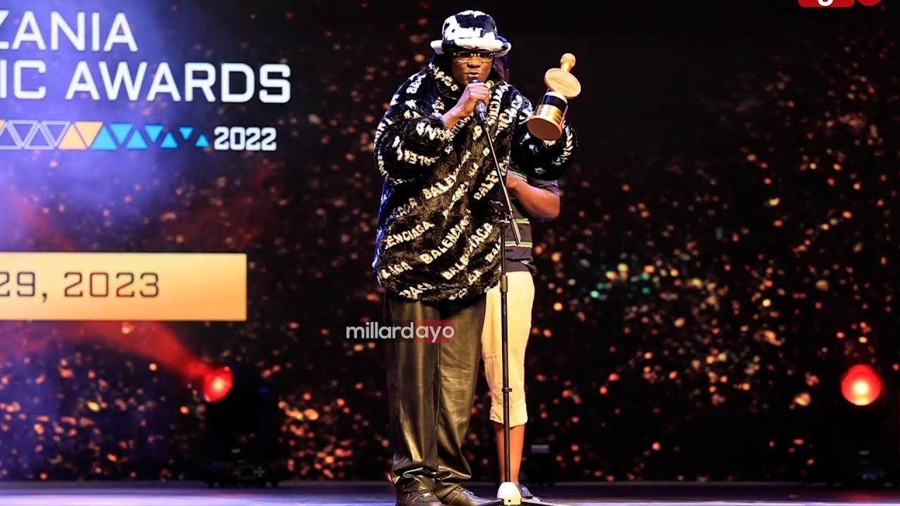 MBWEMBWE ZA DJ ALLY BAADA YA KUTANGAZWA DJ BORA WA MWAKA TMA, AKABIDHIWA NA MAJIZZO