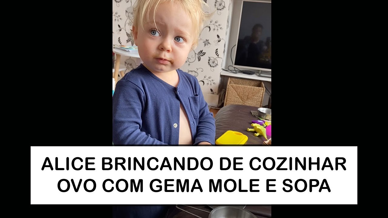 Alice brincando de cozinhar ovo com gema mole e sopa