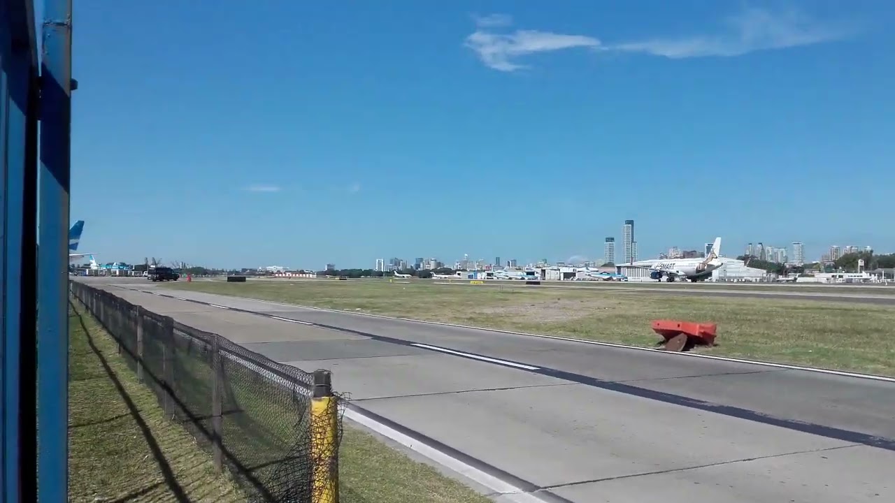Airbus A320 LV-HEK de JetSMART Argentina a cargo del WJ3186 a Bariloche despegando de Aeroparque