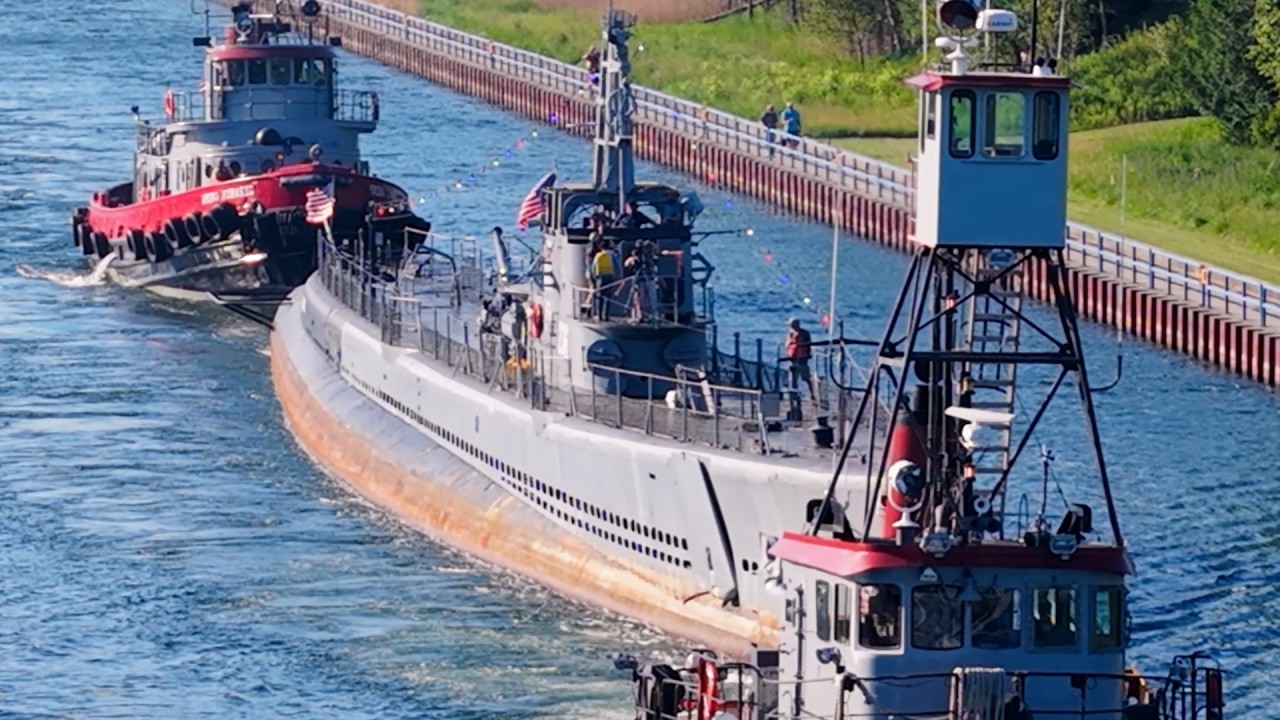 Путешествие подводной лодки времен Второй мировой войны USS Silversides по озеру Мичиган (видео с...