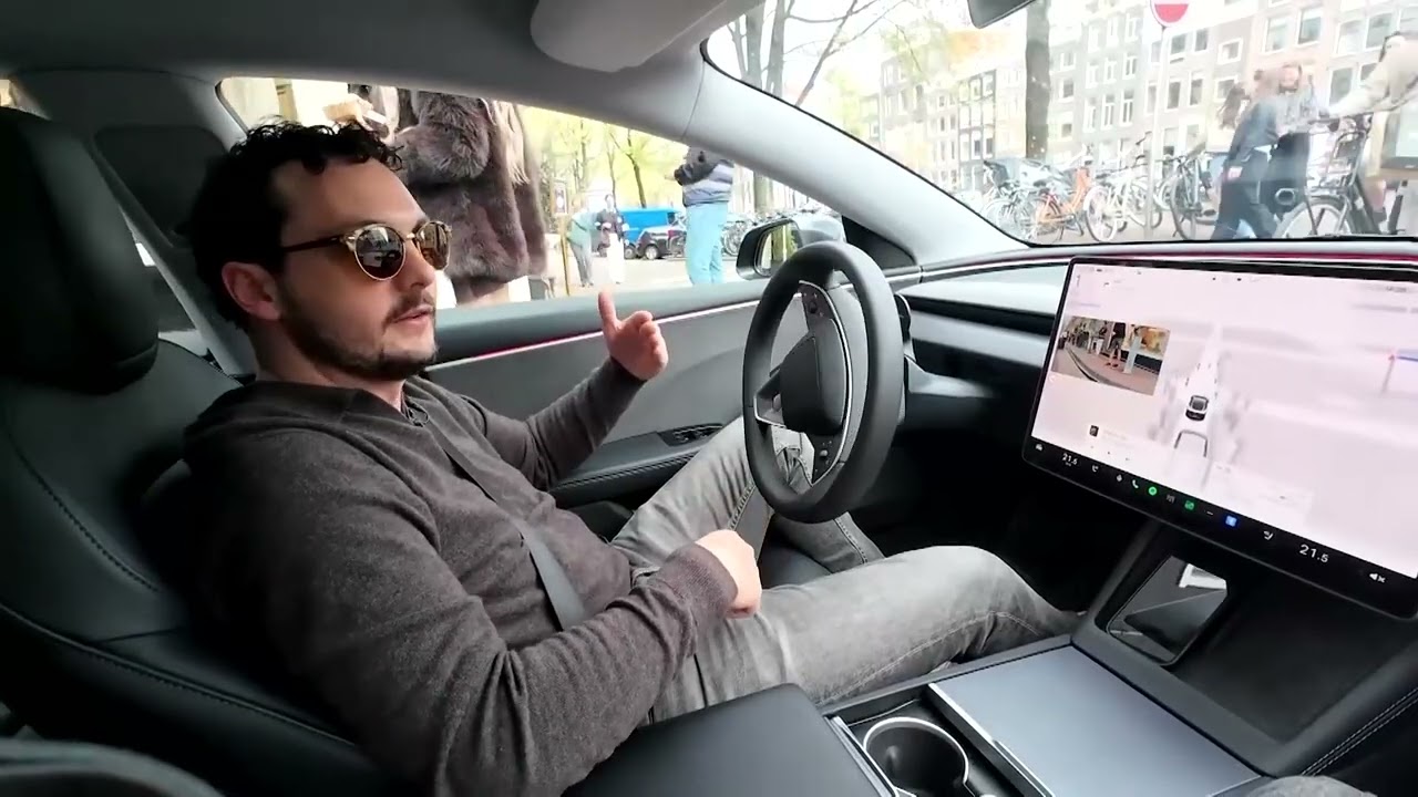 Внутри одного из первых в Амстердаме автомобилей Tesla с системой автоматического вождения под на...