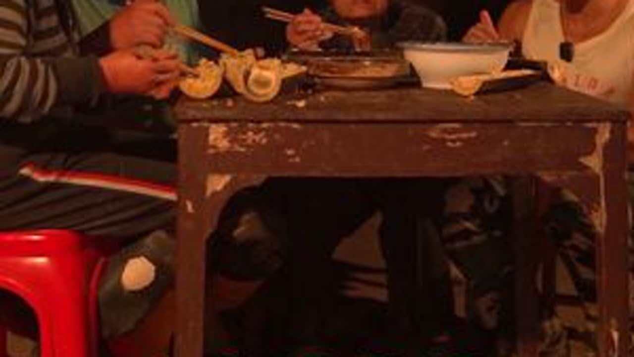 奶奶说她从来没有吃过竹筒饭，今天第一次吃，觉得很香很好吃。 我的家乡是广木之乡，盛产楠竹。竹子伴随着我们的生活，也是很多人童年的记忆。#农村生活 #竹筒饭 #春日好食光