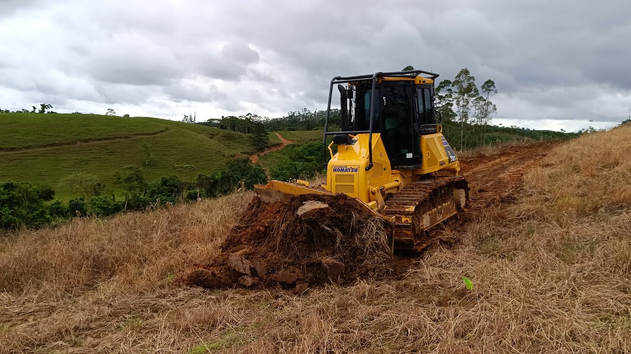 Trator de esteira D51 komatsu riscando caminho