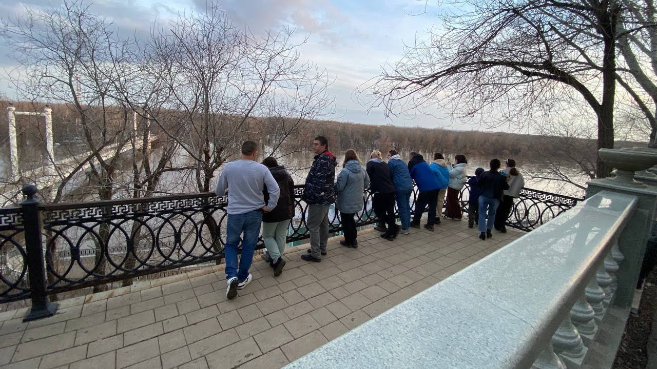 В центре Оренбурга поднимается вода в Урале