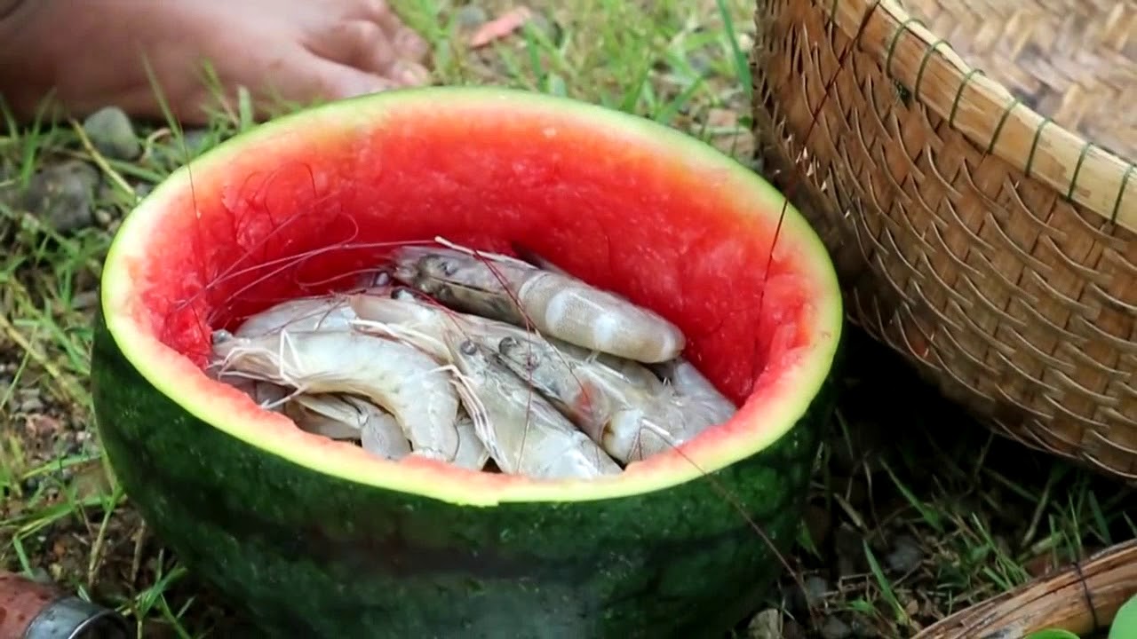 Survival skills: Burnt shrimp in watermelon for food - Cooking shrimp eating delicious