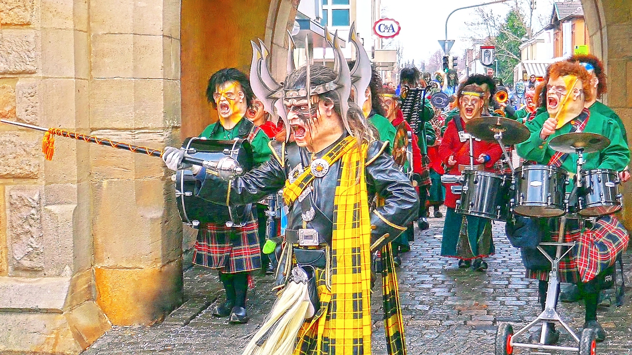 Reutlingen Fasnet. Gruppen Neuhausen Bruggaklopfer, Ditzingen Titzo, LuKa-Killer, Ergenzingen. 4K.