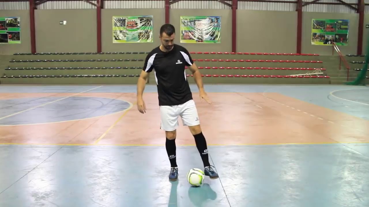 Learn a key Futsal dribble with Matheus & Senda