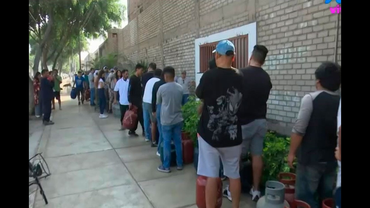 ¡El ángel del GLP! Vecinos de Chorrillos abarrotan local donde venden a menos de 60 soles