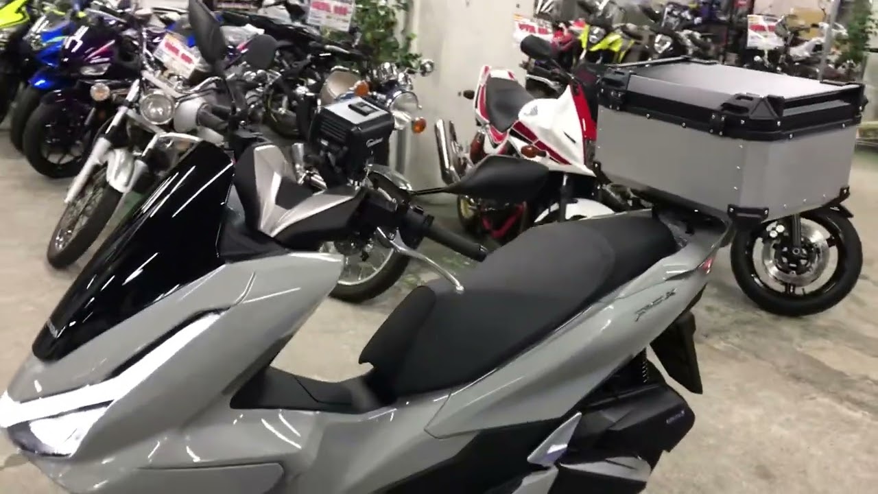PCX125 最新モデル　フル装備　オプション取付　　　kaedear 充電スマホホルダー、バイクサンバイザー、65Lオートバイトップケース、SP武川マルチステーブラケットキット、純正グリップヒーター