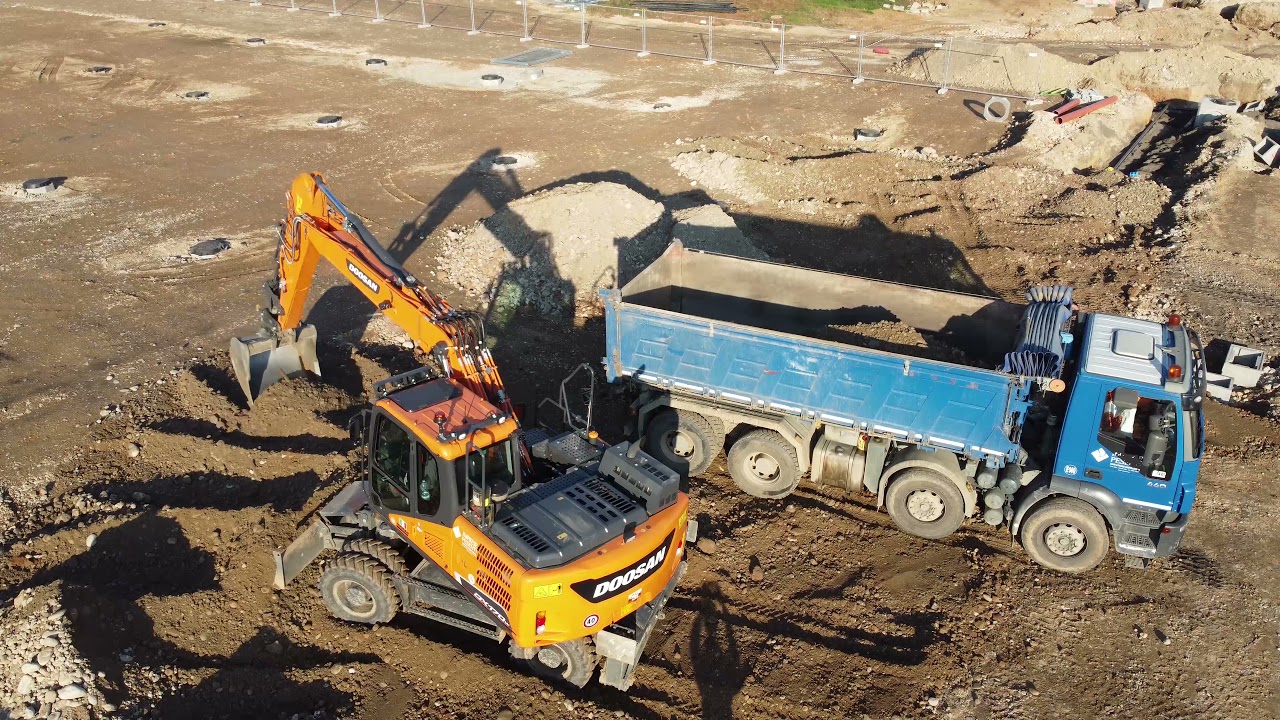 Un escavatore gommato Doosan DX170W-5 al lavoro allo stadio dell'Albinoleffe