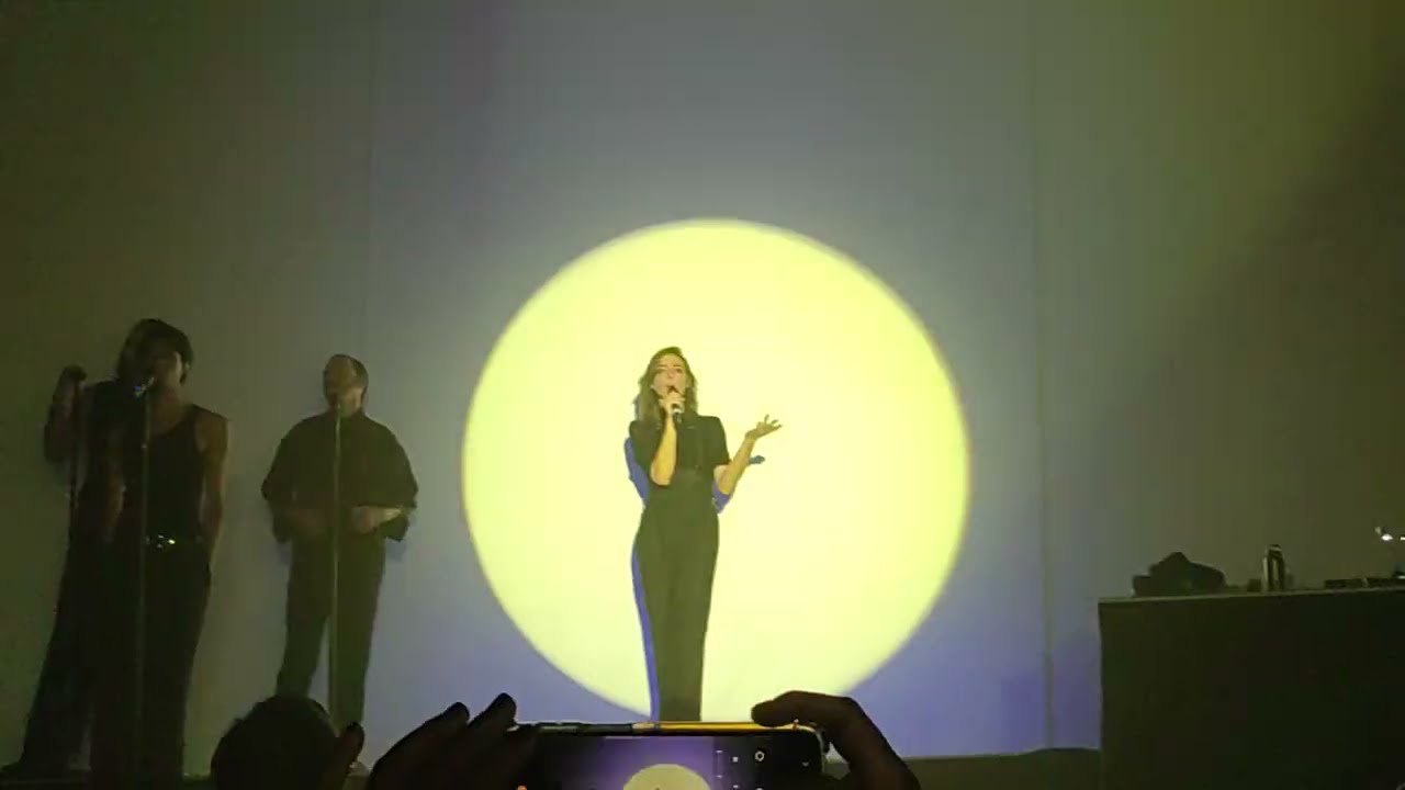 Flora Fishbach - Rends-moi Ma Vie @ La Machine Du Moulin Rouge 2025 (4K)