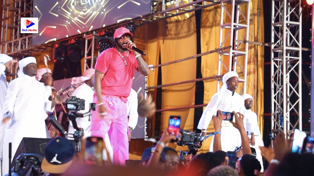 DIAMOND Alivyouwa kwenye SHOW ZANZIBAR/Ausimamisha Mji/Huyu kweli ni SIMBA