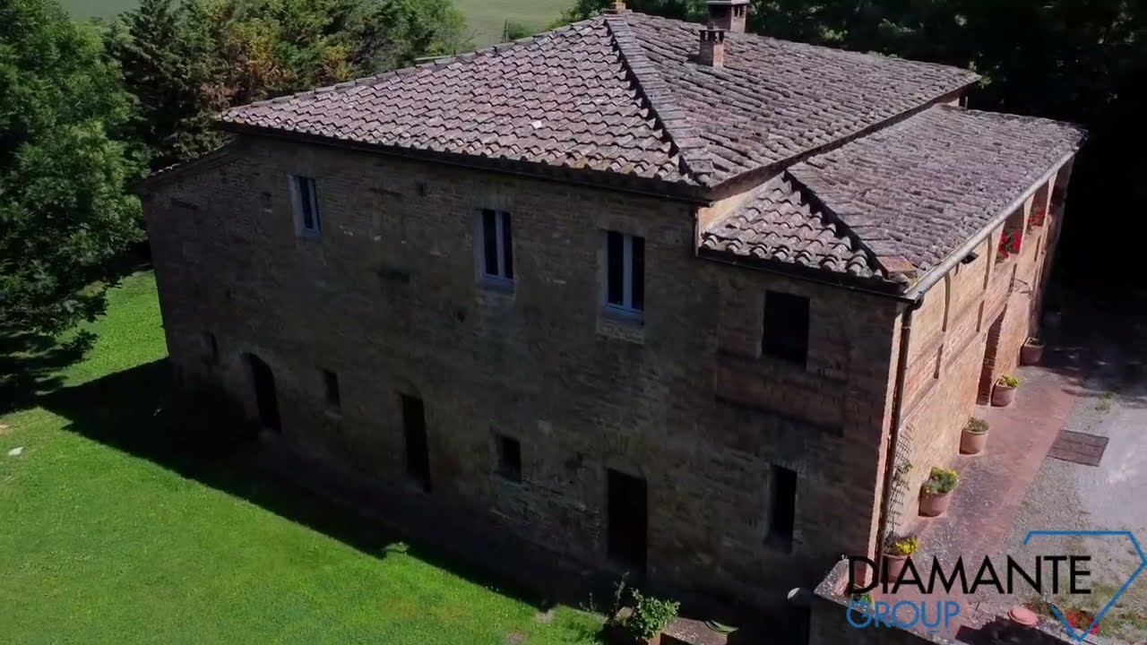 Azienda agricola con podere, annessi e 16,5 ettari di terreno con oliveto -AZ308