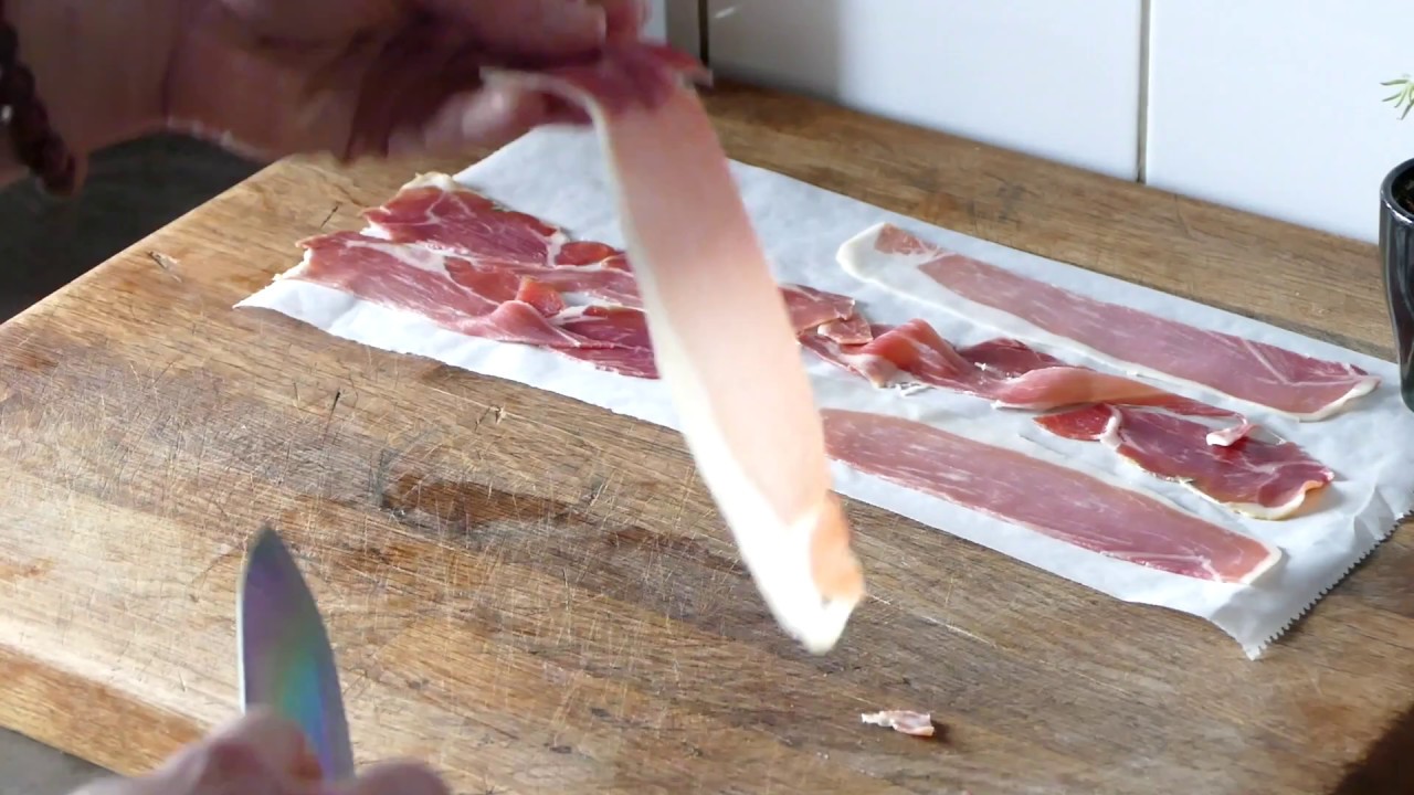 Crème de potimarron, foie gras poêlée au piment d’Espelette,  croustillant de jambon de Bayonne