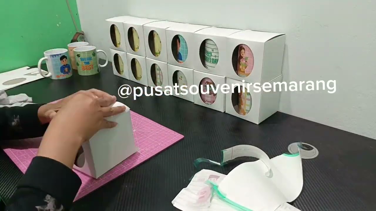 Hampers Mug Custom Spesial hari guru by pusat souvenir Semarang 