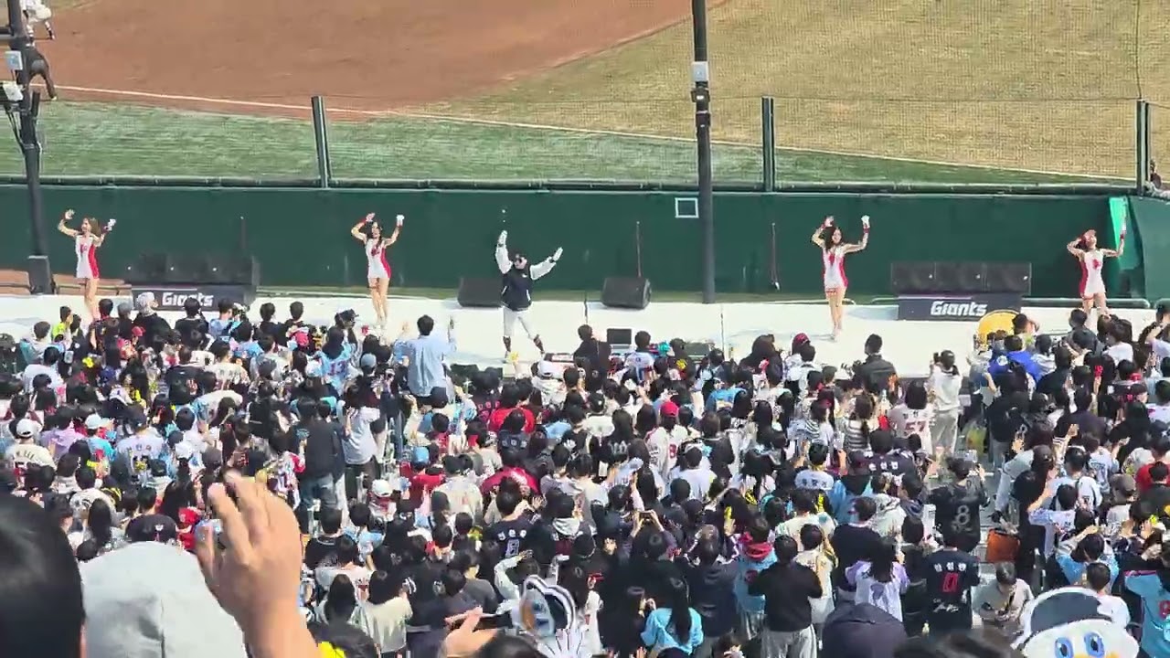 롯데자이언츠 레이예스 💙⚾️ 이번시즌 안타 210 개만 쳐주세요 부탁드려요 🙏🙏🙏