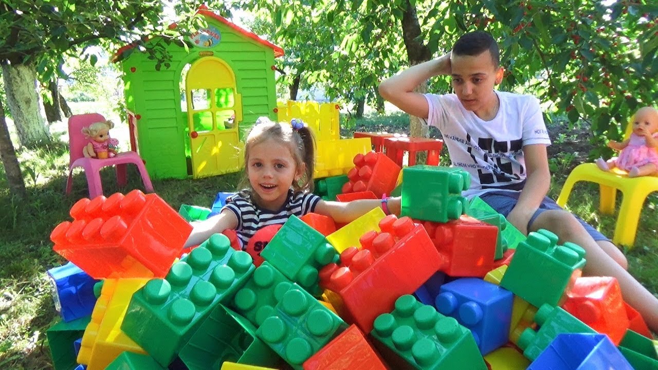 ДОМИК для детей из БОЛЬШОГО конструктора GIANT Construction for kids Настя и Саша строят дом