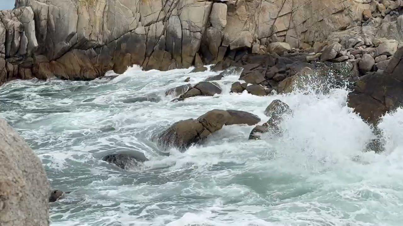 Relaxing waves for hours to help you sleep or distract you from a long day working. Sleep tight!
