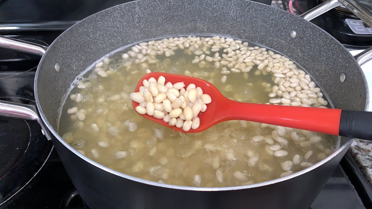 Preparando una rica sopa de frijoles blancos