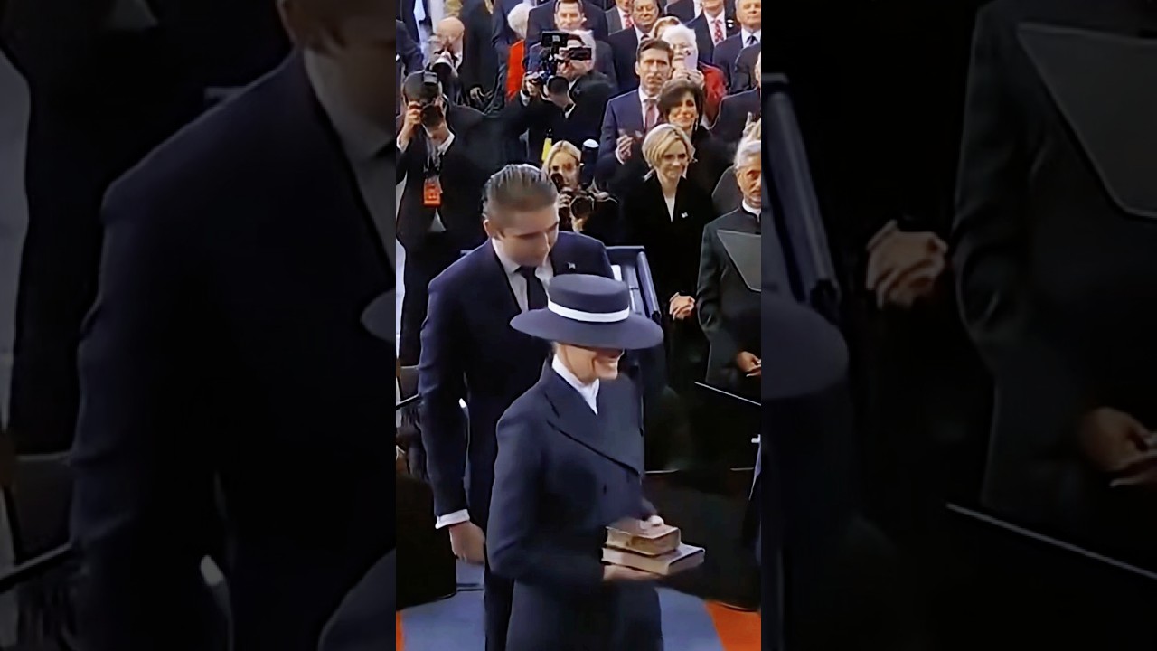 Бэррон Трамп и Мелания 💙
