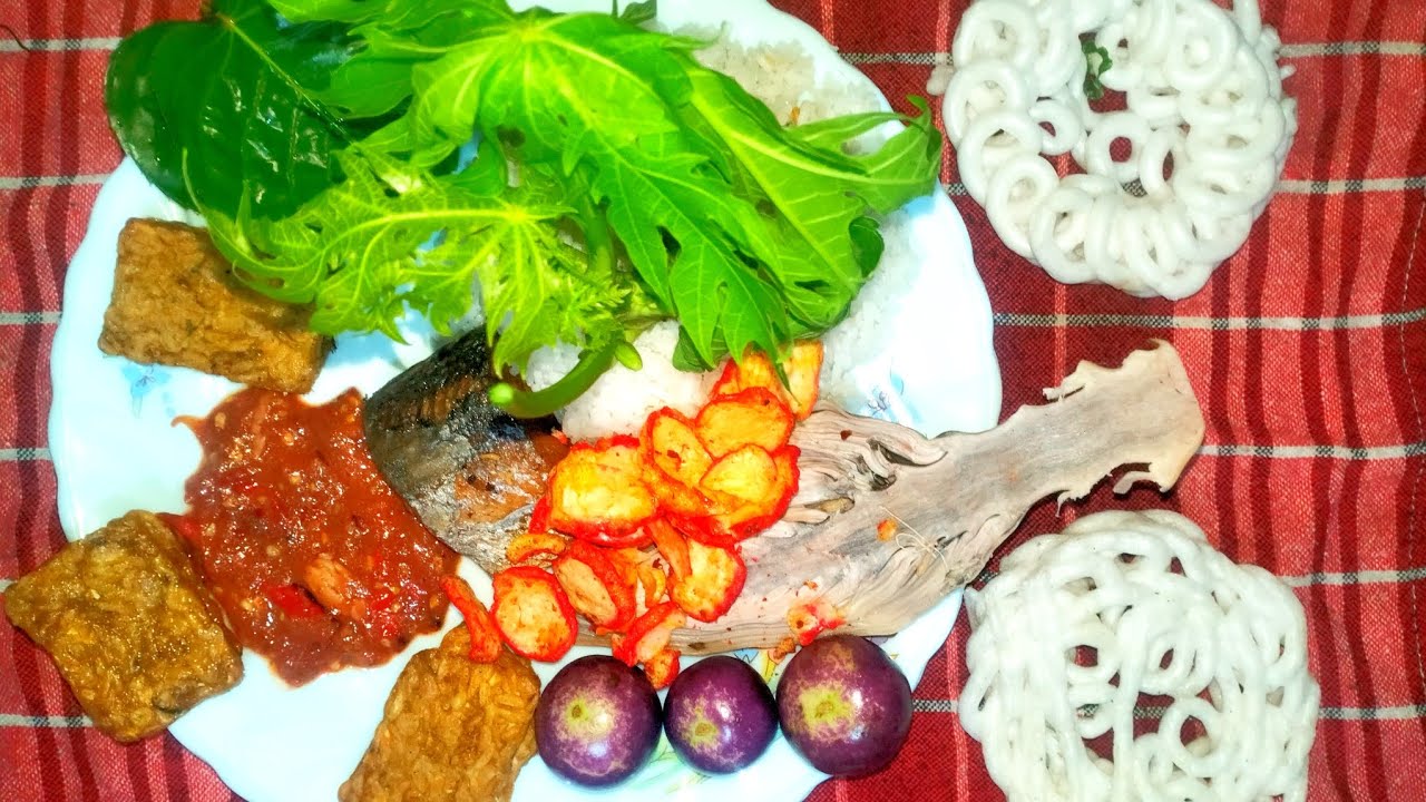 MENU SEDERHANA, NIKMAT NYA LUAR BIASA, LALAPAN BATANG PEPAYA, JANTUNG PISANG, TERONG, SAMBEL TERASI.