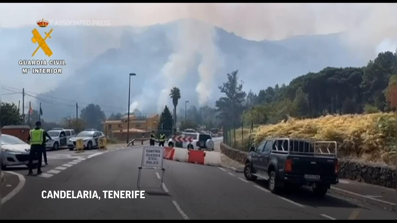 Bomberos tratan de contener un incendio en la isla turística española de Tenerife