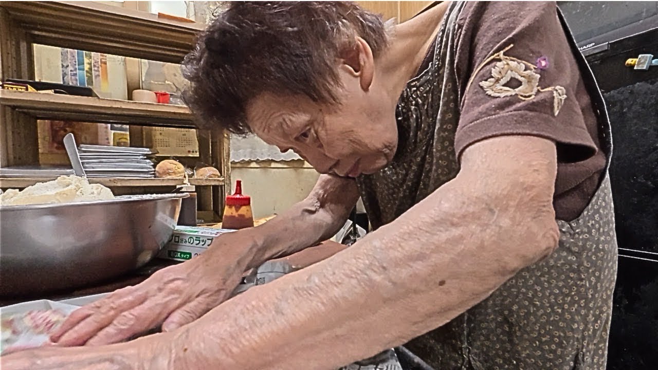 An 84-year-old elderly lady sells bread from 5 a.m. 【Yaoki Pan】