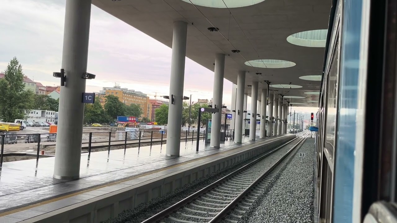 Pohled z okna vlaku na znovuotevřené nádraží Praha - Bubny a na novou zastávku Praha - Výstaviště