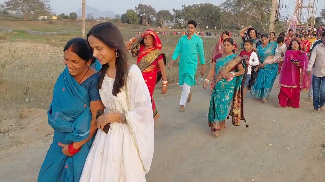 बाभनगामा, सारठ, देवघर, झारखण्ड में आस्था का महापर्व बड़ा पर्व को पहला अर्ग, अस्ताज़ल गामी सूर्य को l 