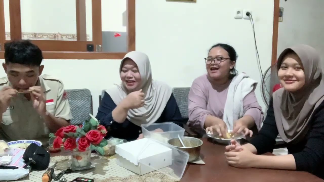 MAKAN MALAM KARO BERKAT DARI MAK DAMIS 🤗 NEK KUMPUL MESTI RIBOT 🤣🤣🤣