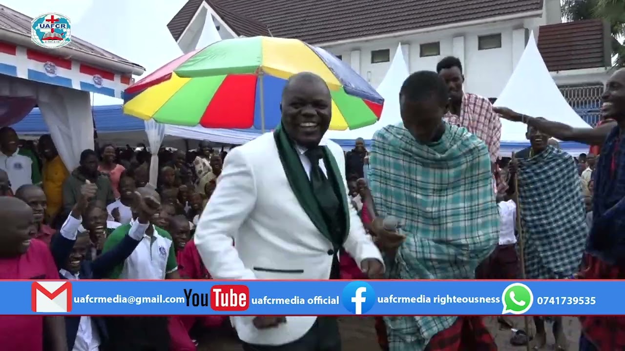 PROPHET DAVID DANCING MASSAI DANCE WITH HIS CHILDREN FROM TANZANIA.