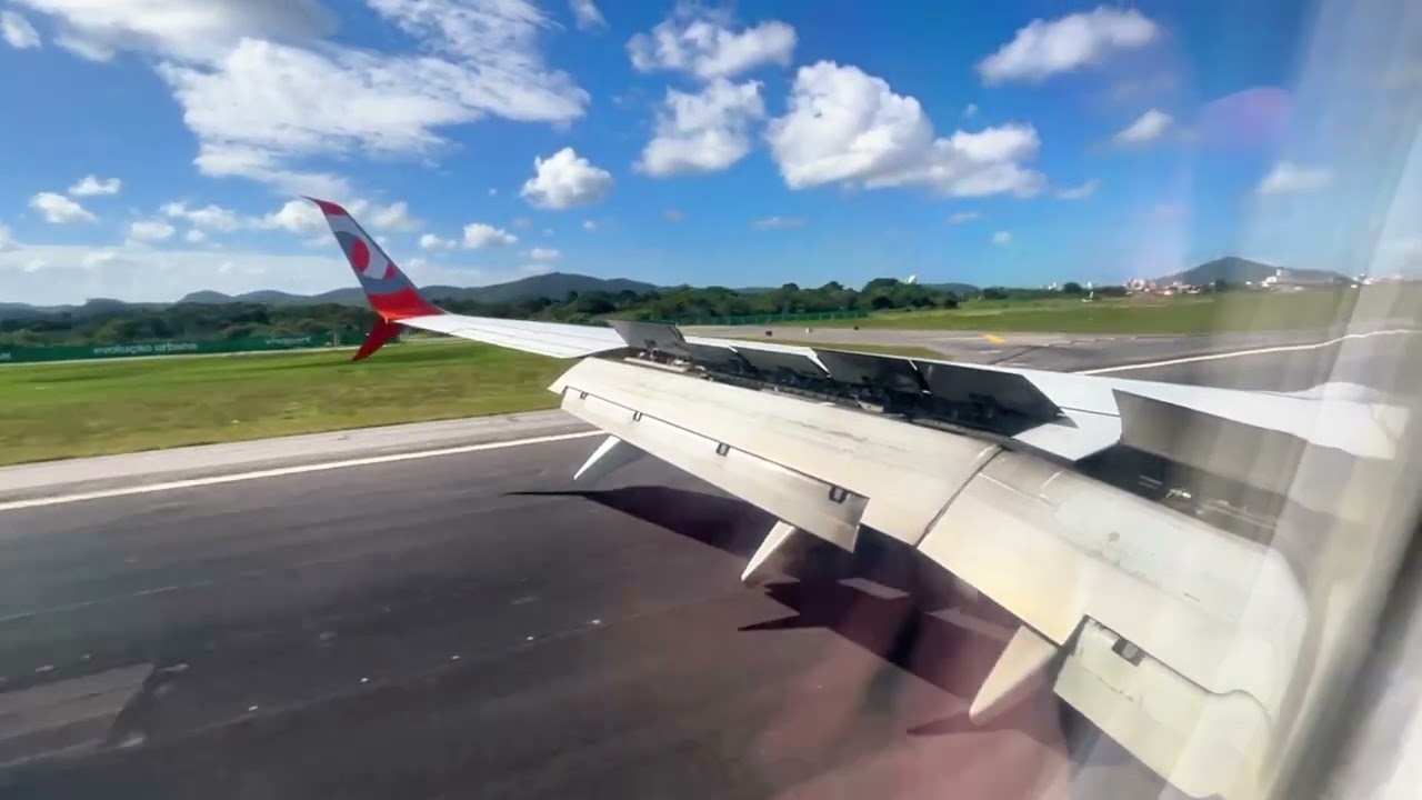 Avião aterrissando no AEROPORTO DE NAVEGANTES em Santa Catarina