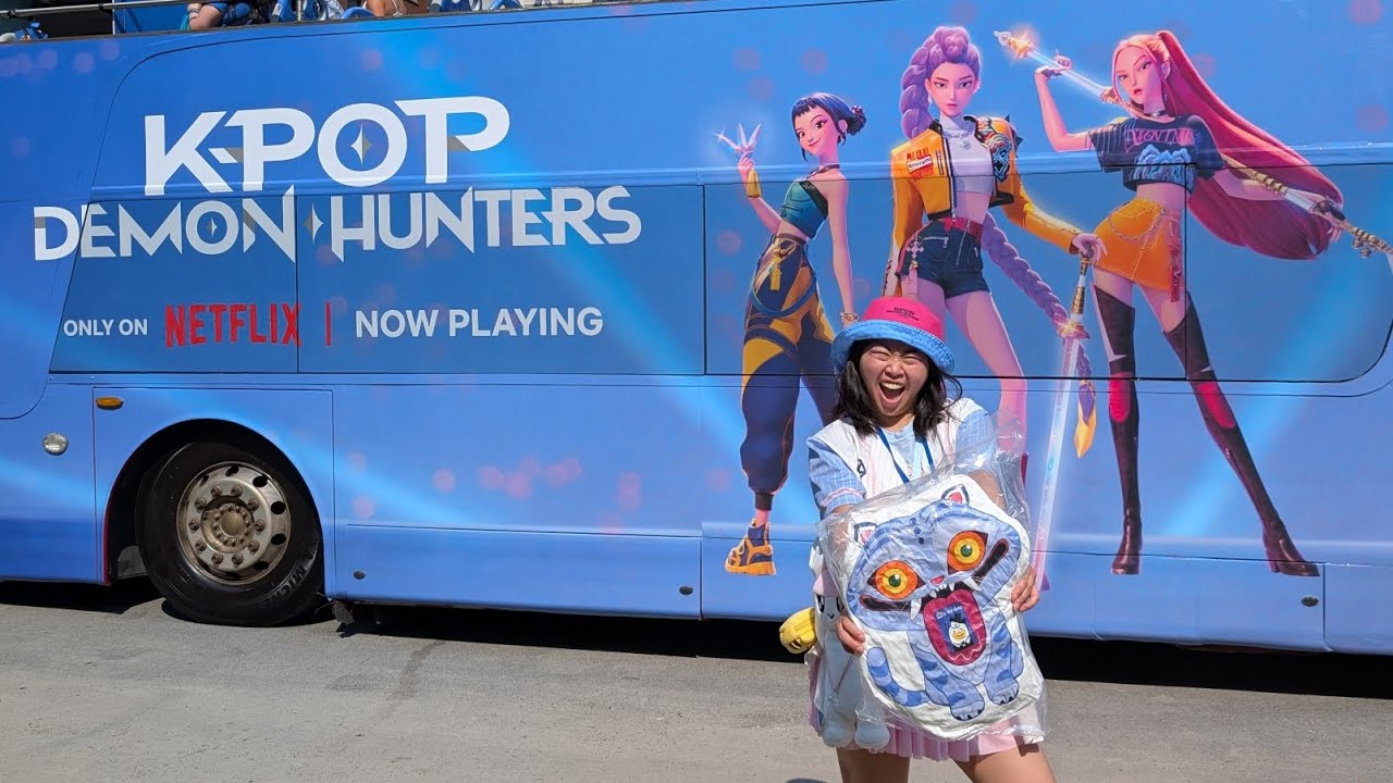 Day 2: KPop Demon Hunters sing-along bus 💙💜💖🎉🎤🎵🎶🚌🚦🚸 8/22/25