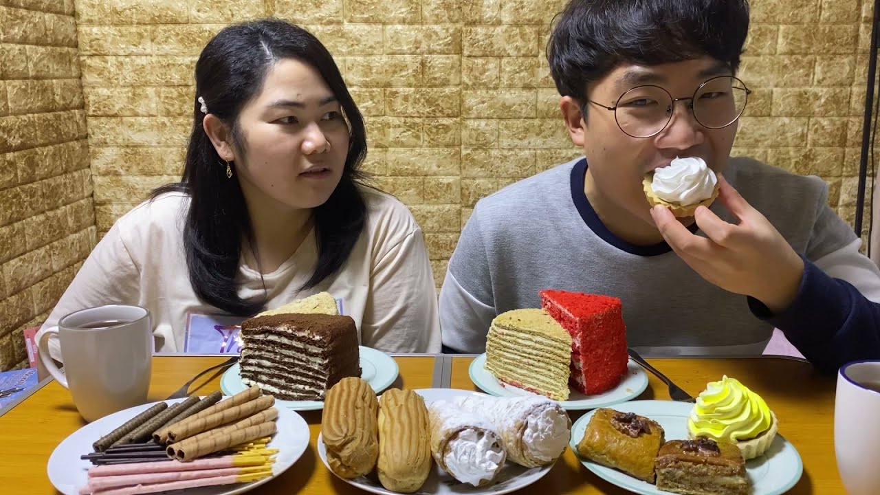 Сладкий мукбанг/ Кореец пробует наши тортики🍰🎂🧁